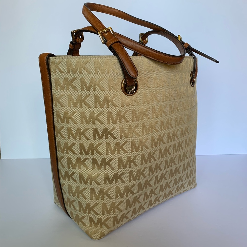MICHAEL KORS JET SET ITEM Signature Grab Bag Tote